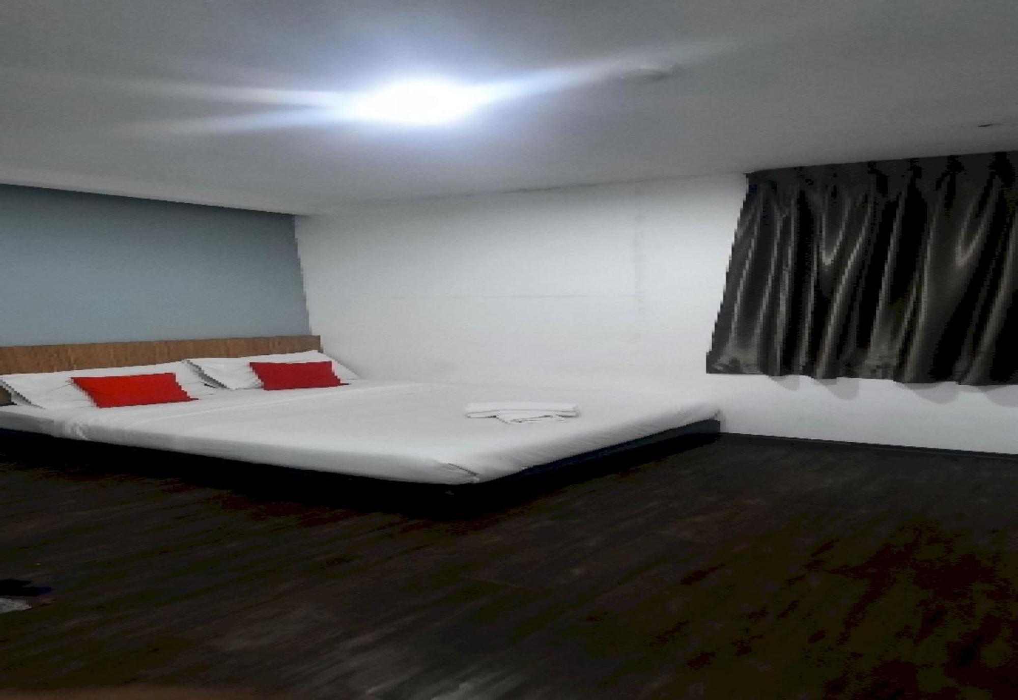 Super Oyo 90724 Rg Hotel Air Hitam Kültér fotó