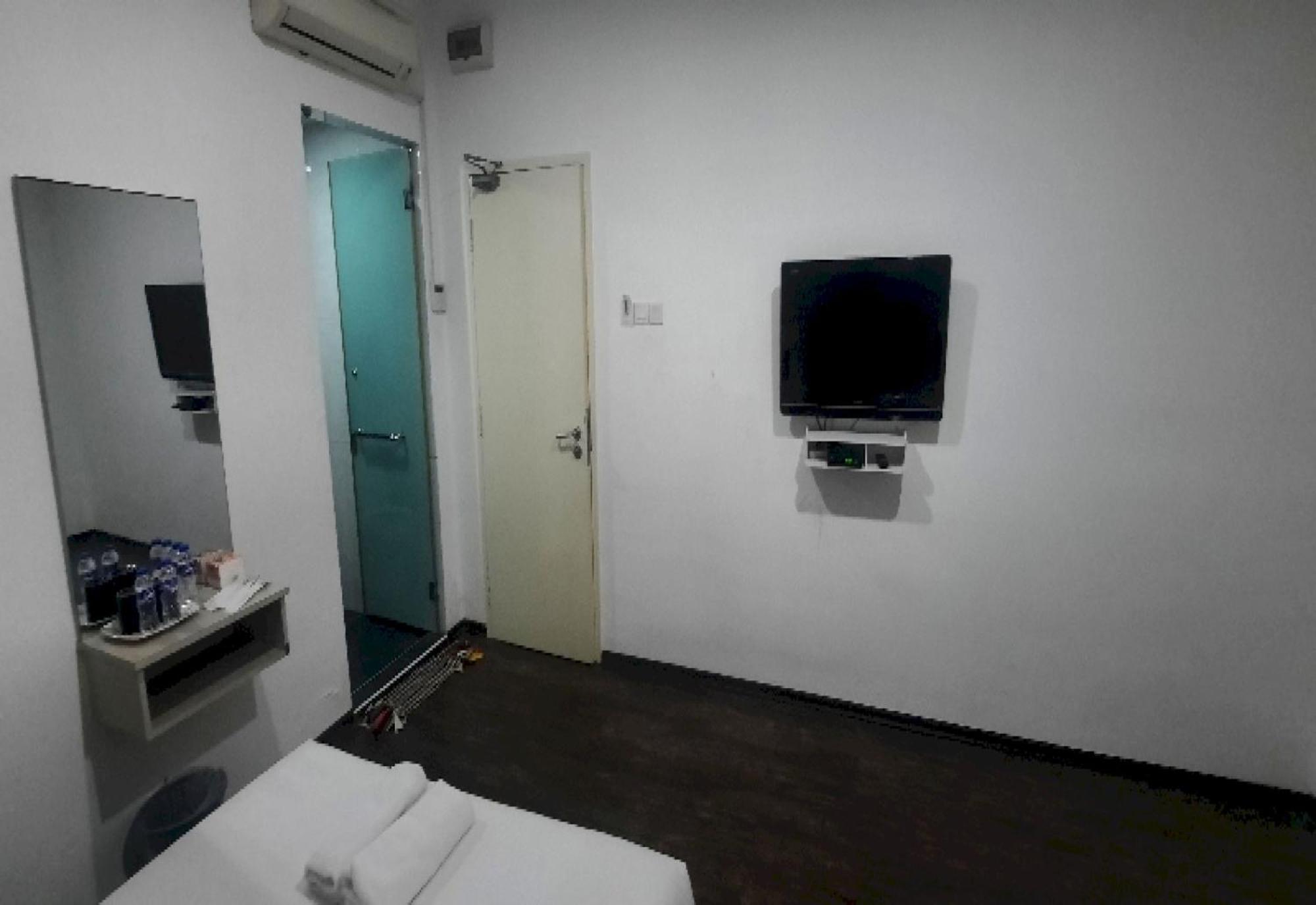 Super Oyo 90724 Rg Hotel Air Hitam Kültér fotó