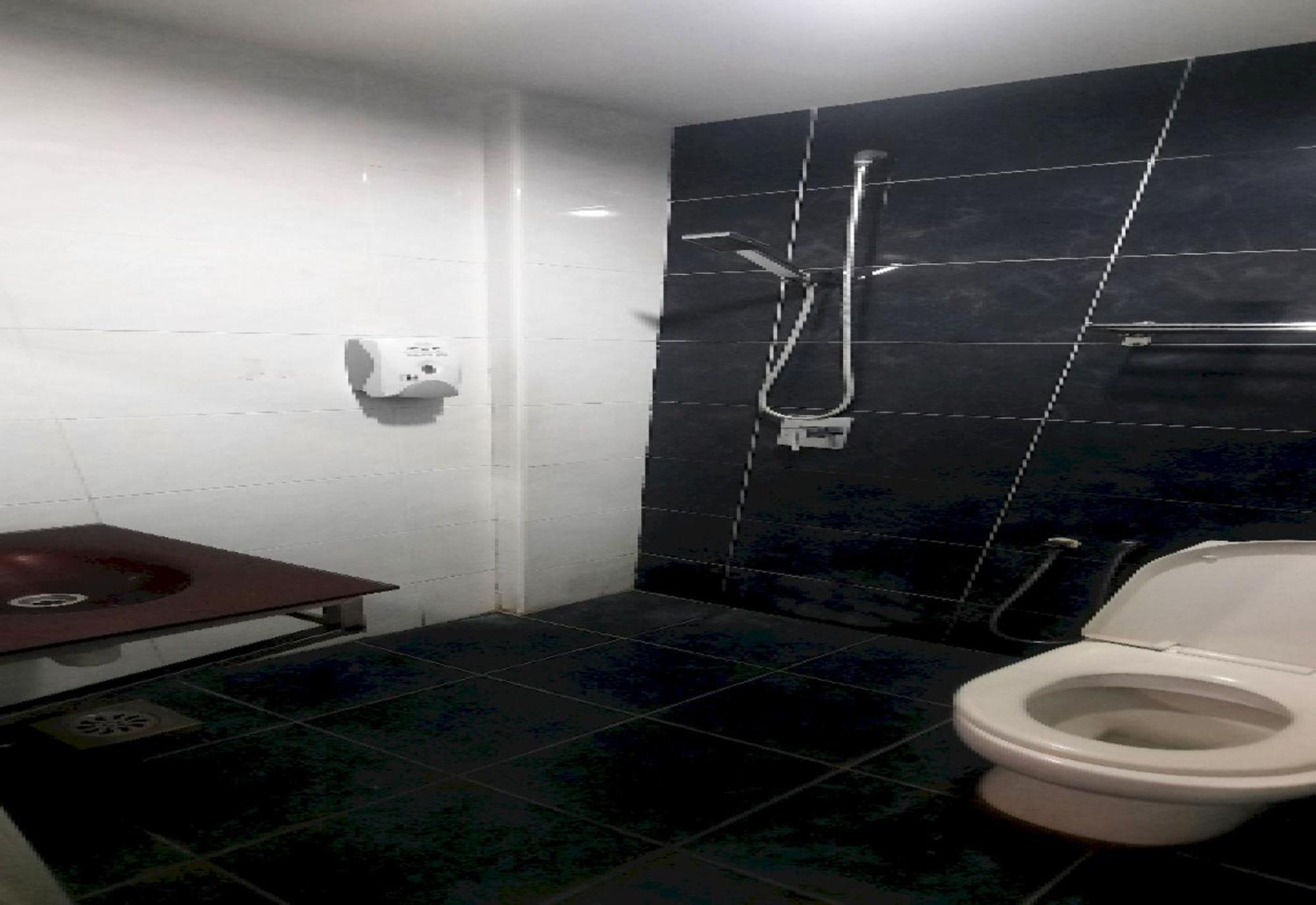 Super Oyo 90724 Rg Hotel Air Hitam Kültér fotó