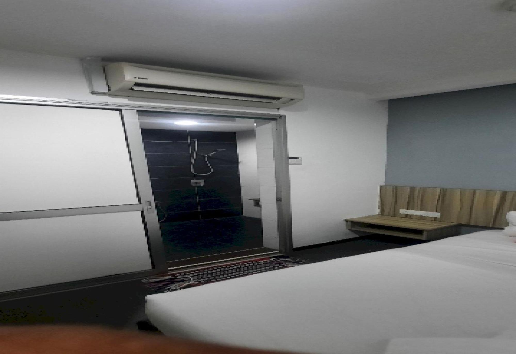 Super Oyo 90724 Rg Hotel Air Hitam Kültér fotó