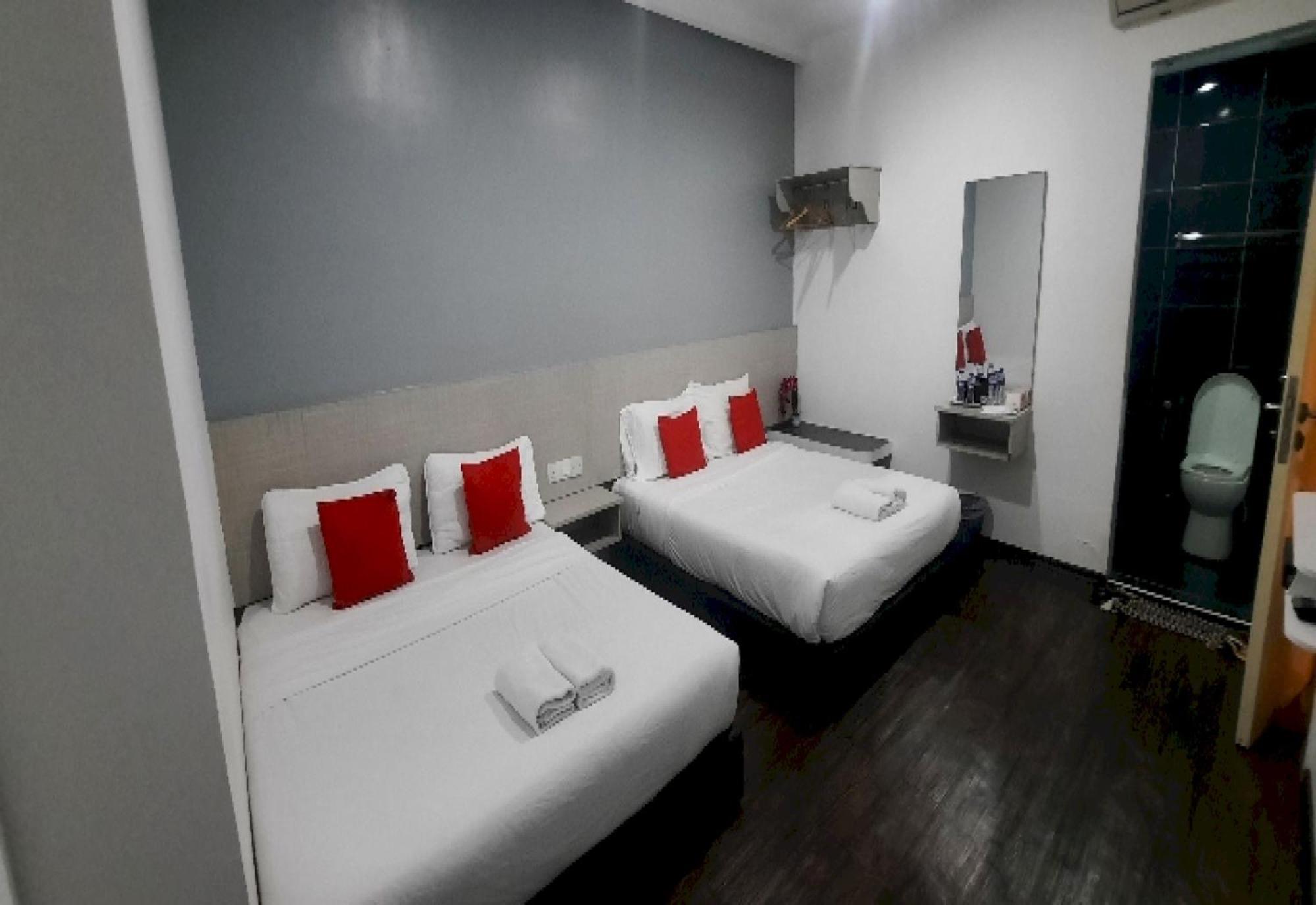Super Oyo 90724 Rg Hotel Air Hitam Kültér fotó